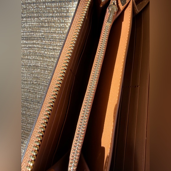 Coach x Peanuts Snoopy Patches Zip Around Accordion Wallet Wristlet - Picture 16 of 16